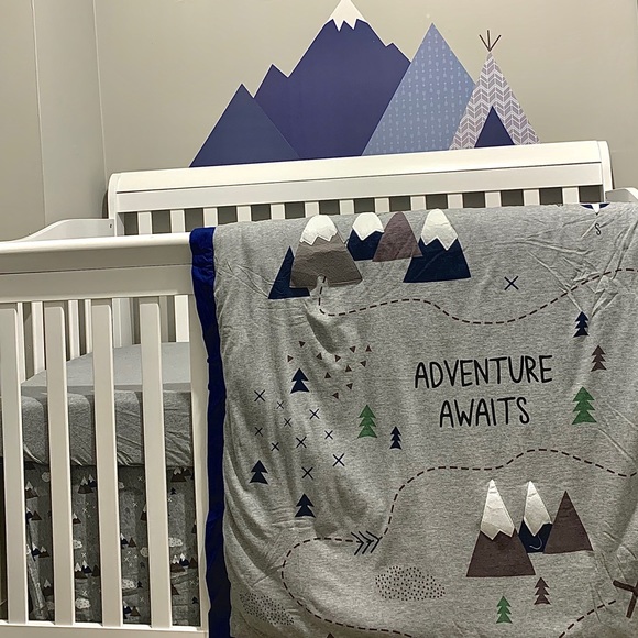 This 4-piece crib bedding set with a mountains print - Picture 2 of 2